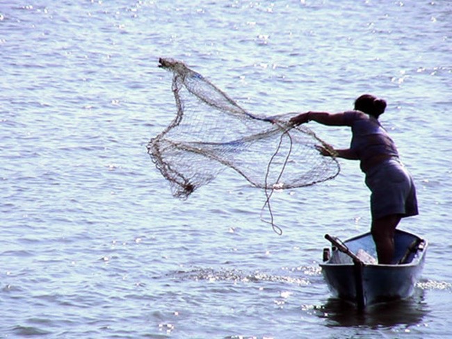 Pescador con atarraya en el Pacífico