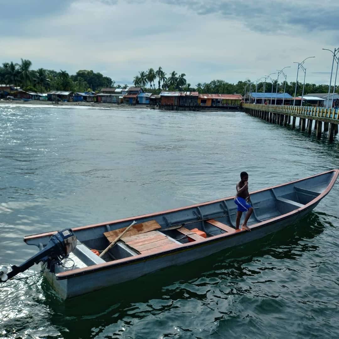 Pescador lanzando red al atardecer