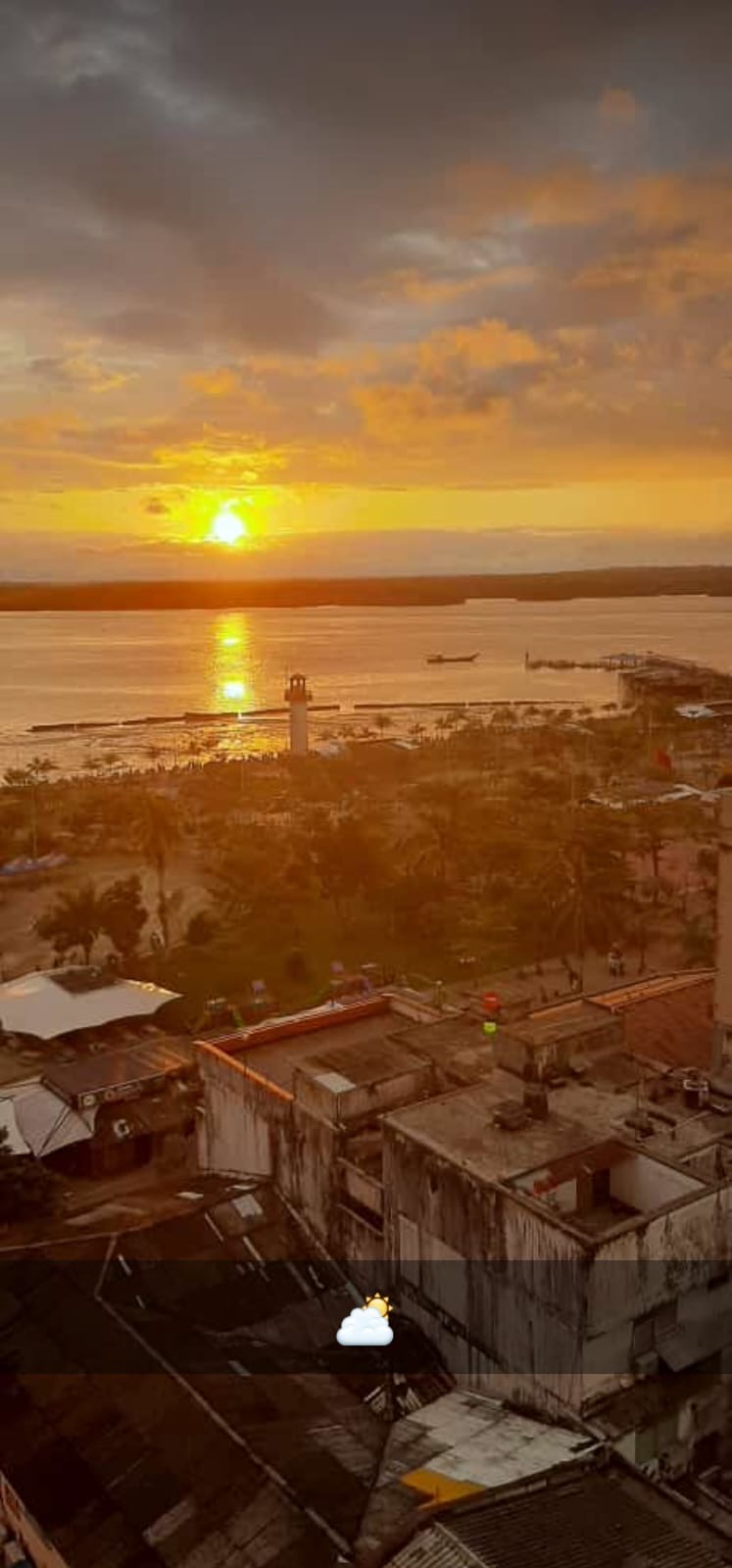 Pescadores en canoa tradicional
