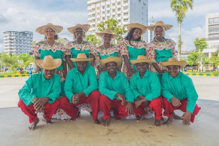 Juventud Porteña con máscaras tradicionales y bandera de Colombia