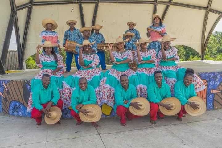 Juventud Porteña grupo completo en escenario con instrumentos