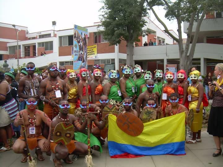 Juventud Porteña con trajes tradicionales verde y rojo