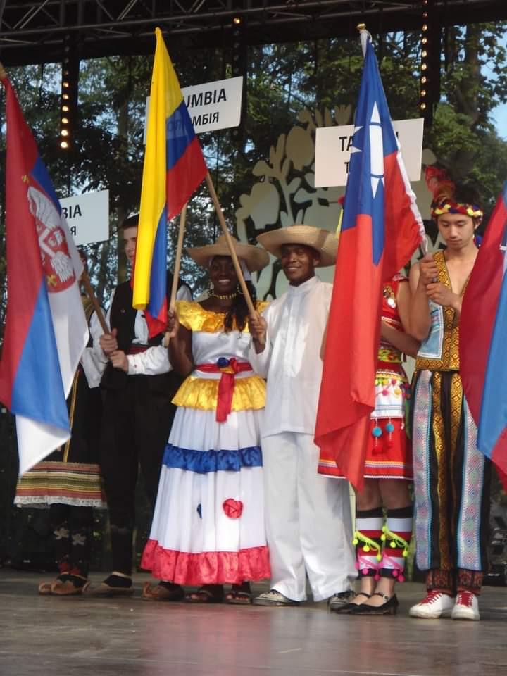 Juventud Porteña representando la cultura colombiana
