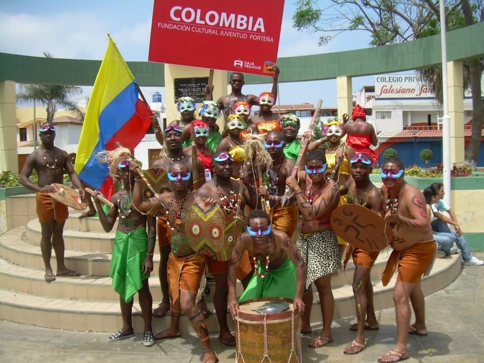 Juventud Porteña danza folclórica con bandera Colombia