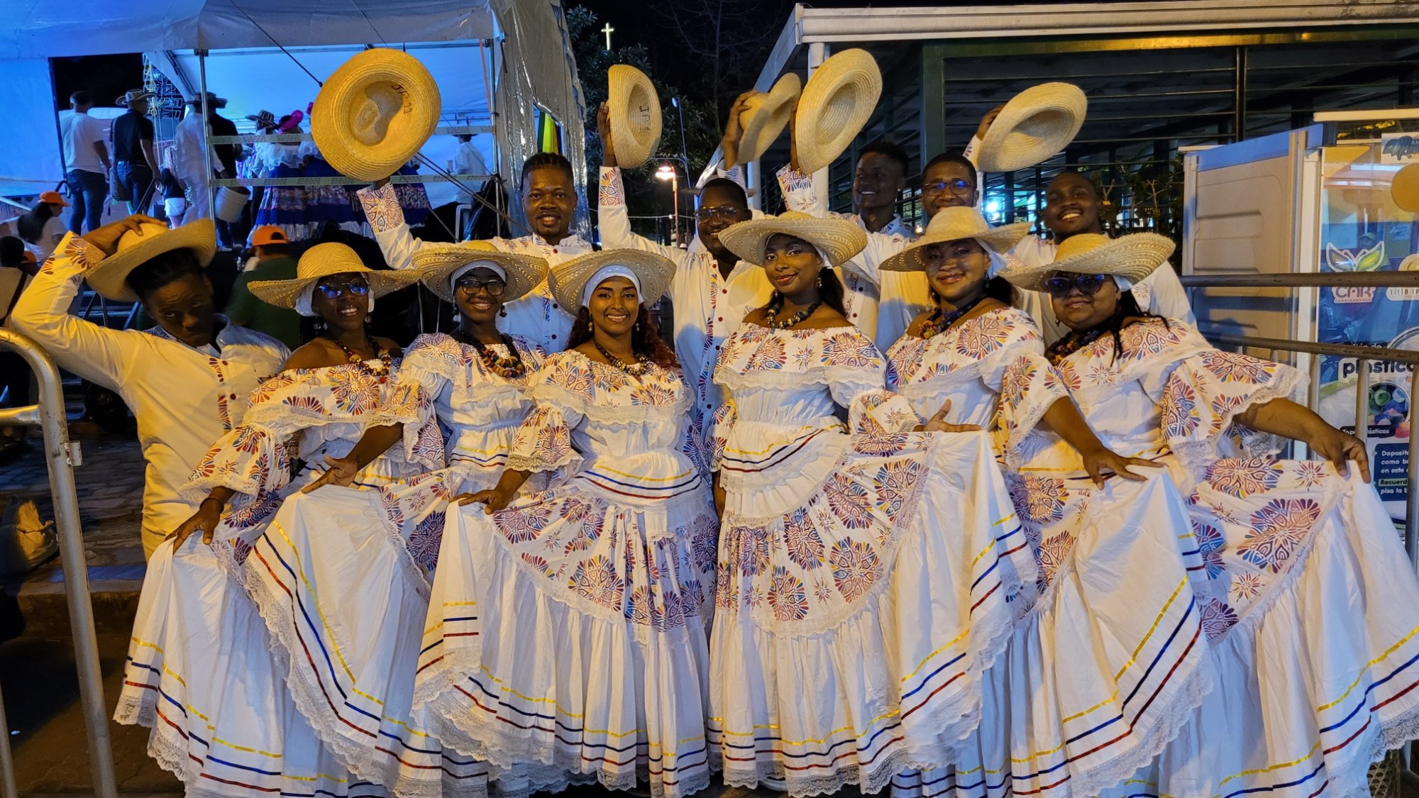 Grupo Musical Tamafri con vestimenta blanca tradicional