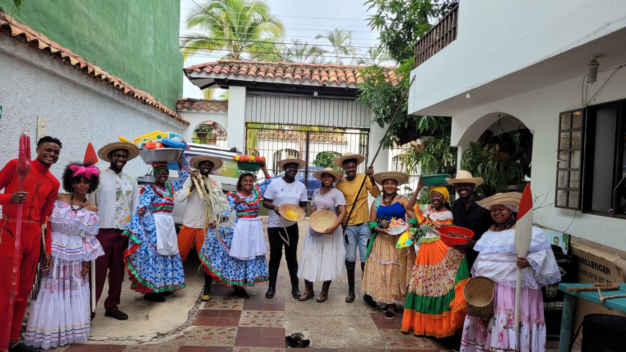 Tamafri con trajes tradicionales del Pacífico